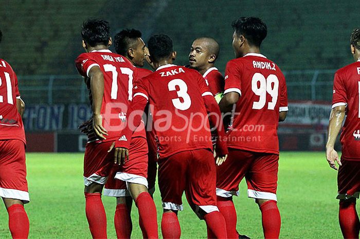 Pemain PSBK Kota Blitar merayakan gol saat melawan PSCS Cilacap dalam laga playo-ff Liga 2 di Stadion Kanjuruhan Malang, Jawa Timur, Kamis (12/10/2017) malam.