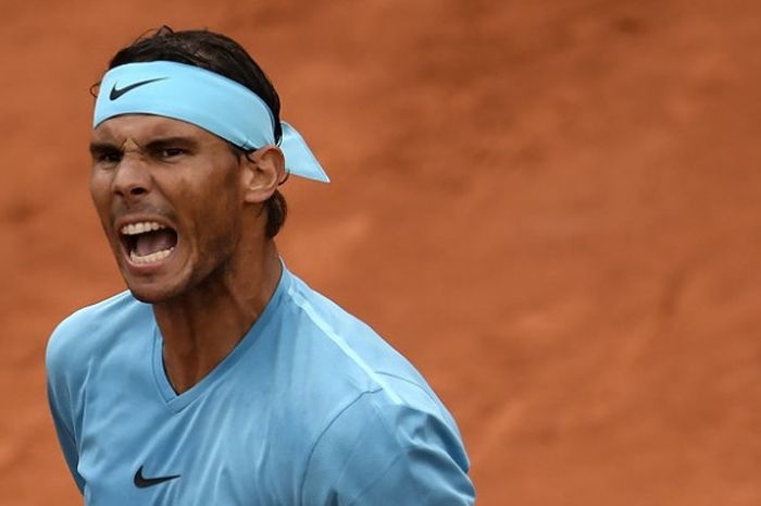 Petenis putra Spanyol, Rafael Nadal, bereaksi seusai menang atas Diego Schwartzman (Argentina) pada perempat final France Open, Rabu (6/6/2018).