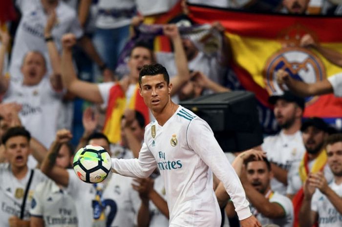 Reaksi megabintang Real Madrid, Cristiano Ronaldo, dalam laga Liga Spanyol kontra Espanyol di Stadion Santiago Bernabeu, Madrid, pada 1 Oktober 2017.