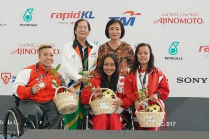Laura Aurelia Dinda (tengah), penyumbang emas pertama bagi Indonesia di ASEAN Para Games 2017. 