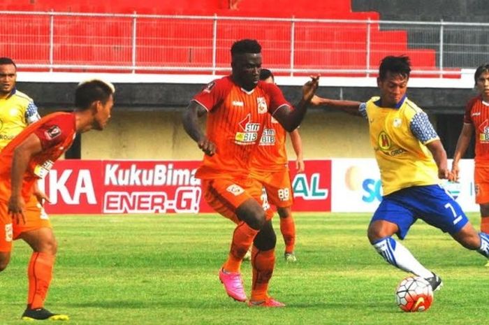 Striker Barito Putera, Yongki Aribowo (kanan) mencoba melewati bek Pusamania Borneo FC, Dirkir Kohn Glay (tengah) pada laga Grup D Piala Presiden 2017 di Stadion Kapten I Wayan Dipta, Gianyar, Selasa (7/2/2017). 