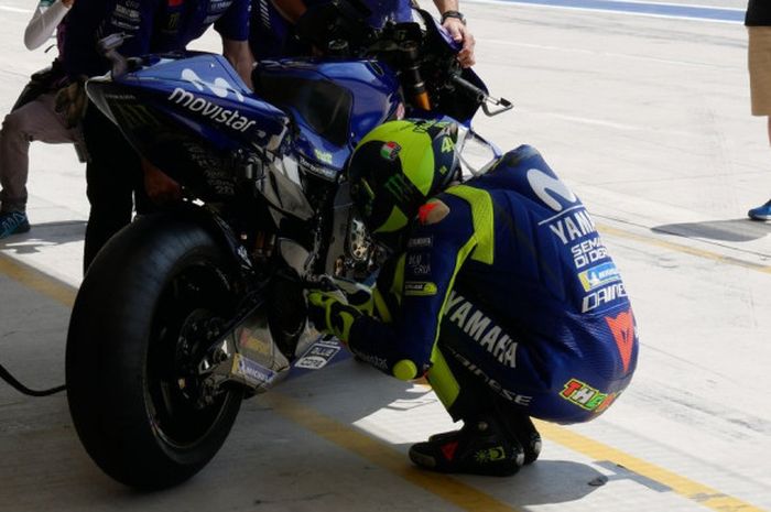 Valentino Rossi saat menjalankan ritual khususnya jelang turun ke lintasan Circuit of the Americas untuk menjalani sesi latihan bebas MotoGP Americas 2018, Jumat (20/4/2018).