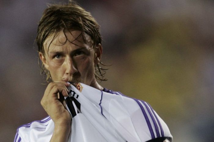 Gelandang Real Madrid, Guti Hernandez, merayakan gol yang dia cetak ke gawang Villarreal dalam laga Liga Spanyol di Stadion El Madrigal, Villarreal, pada 2 September 2007.