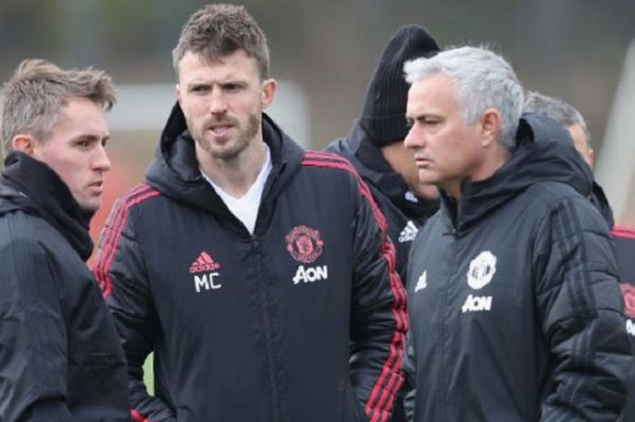 Michael Carrick (tengah), bersama Jose Mourinho dalam sesi latihan Manchester United. Carrick dikabarkan akan menjadi pelatih sementara Manchester United usai Jose Mourinho hengkang pada Selasa (18/12/2018)
