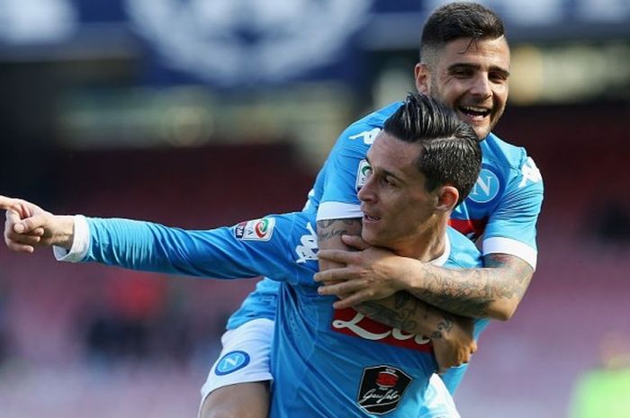 Penyerang Napoli, Jose Maria Callejon (bawah) merayakan gol bersama Lorenzo Insigne seusai membobol gawang Hellas Verona dalam pertandingan Serie A 2015-2016 di Stadio San Paolo, Naples, Italia, pada 10 April 2016.