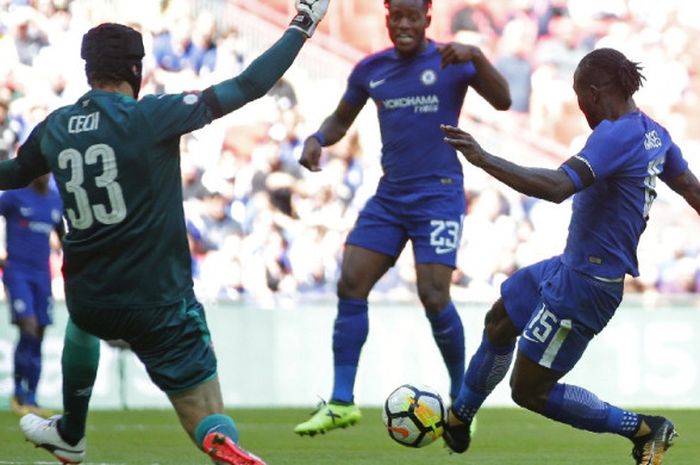 Pemain sayap Chelsea, Victor Moses, mencetak gol pembuka di pertandingan melawan Arsenal di Stadion Wembley, Minggu (6/8/2017) malam WIB.