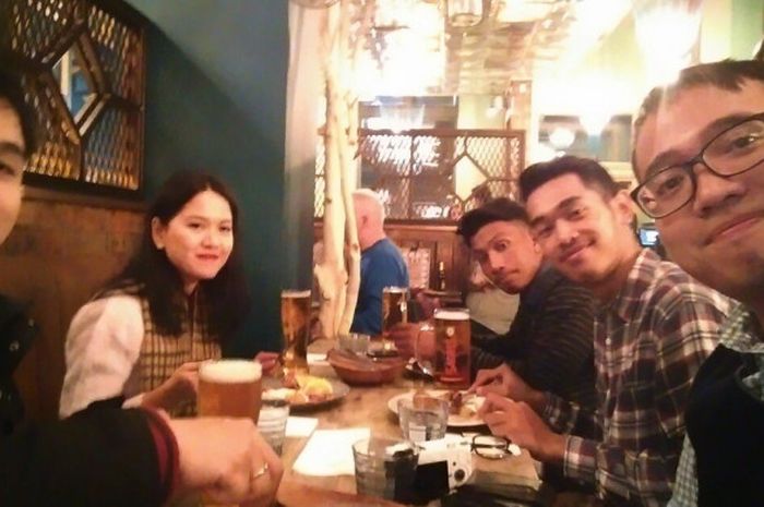 Foto bersama rombongan Standard Chartered Cup 2017 sebelum jamuan makan malam di restoran Viva Brazil, Liverpool, pada Kamis (16/11/2017) malam waktu setempat.