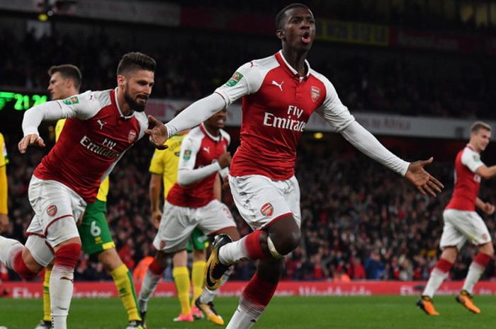 Selebrasi penyerang Arsenal, Eddie Nketiah (kedua dari kanan), setelah berhasil mencetak gol ke gawang Norwich City dalam laga babak 16 besar Piala Liga Inggris 2017-2018 di Stadion Emirates, Lonfon, Inggris, pada Selasa (24/10/2017).