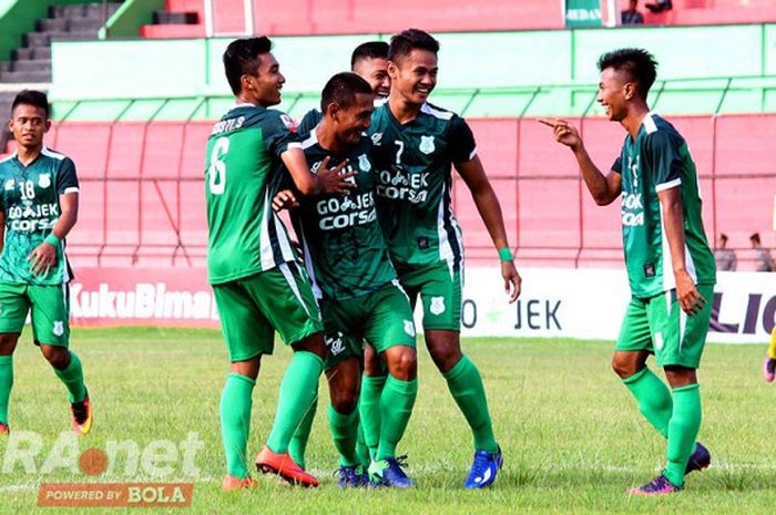 Selebrasi gelandang PSMS Medan, Suhandi (kanan), disambut gembira rekan setimnya seusai mencetak gol ke gawang PSBL Langsa dalam lanjutan Liga 2 di Stadion Teladan, Sabtu (13/5/2017).