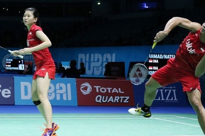 Pasangan ganda campuran Indonesia, Praveen Jordan/Debby Susanto, mengembalikan kok saat menghadapi Tontowi/Liliyana. Praveen/Debby pada laga perdana penyisihan Grup A superseries finals 2016 yang berlangsung di Hamdan Sports Complex, Dubai, Rabu (14/12/2016).