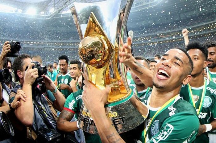 Gabriel Jesus memegang trofi juara Liga Brasil untuk Palmeiras setelah duel kontra Chapecoense di Allianz Parque, Sao Paulo, Brasil, 27 November 2016.