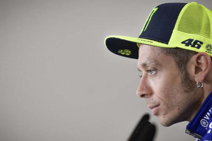   Pebalap Movistar Yamaha, Valentino Rossi, mendengarkan pertanyaan ketika menghadiri konferensi pers jelang MotoGP Prancis di Sirkuit Le Mans, Kamis (17/5/2018).    