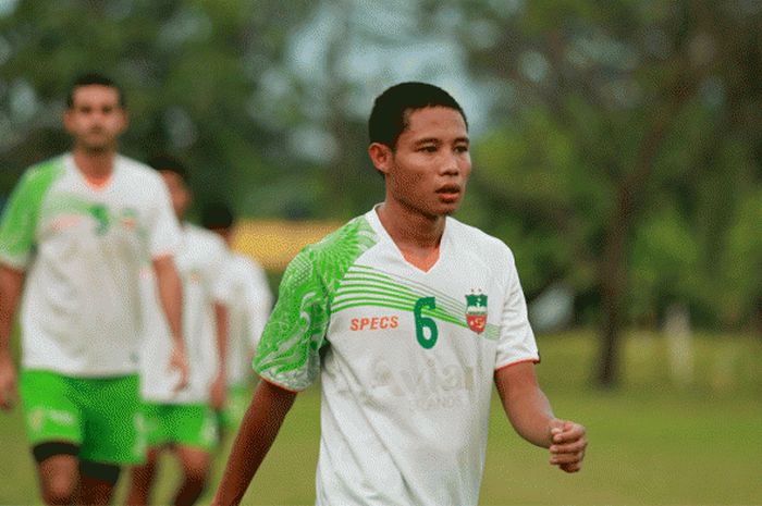 Gelandang Bhayangkara Surabaya United (BSU), Evan Dimas Dharmono dalam sesi latihan timnya awal Juni 2016. 