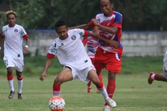 Gelandang PSBI, Kacung Khoirul Munif (merah) mencoba merebut bola dari pemain PS Mojokerto Putra di Stadion Gelora Panataran, Blitar, Sabtu (28/6/2016). 
