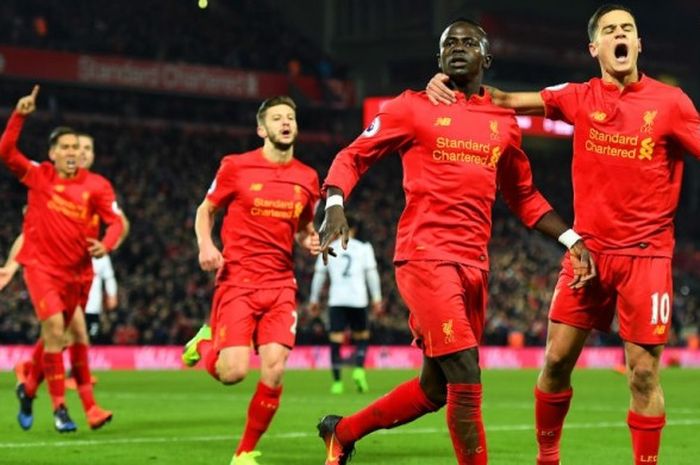 Gelandang Liverpool FC, Philippe Coutinho (kanan), merayakan gol yang dicetak rekannya, Sadio Mane (kedua dari kanan), ke gawang Tottenham Hotspur dalam partai Premier League di Stadion Anfield, Liverpool, 11 Februari 2017.