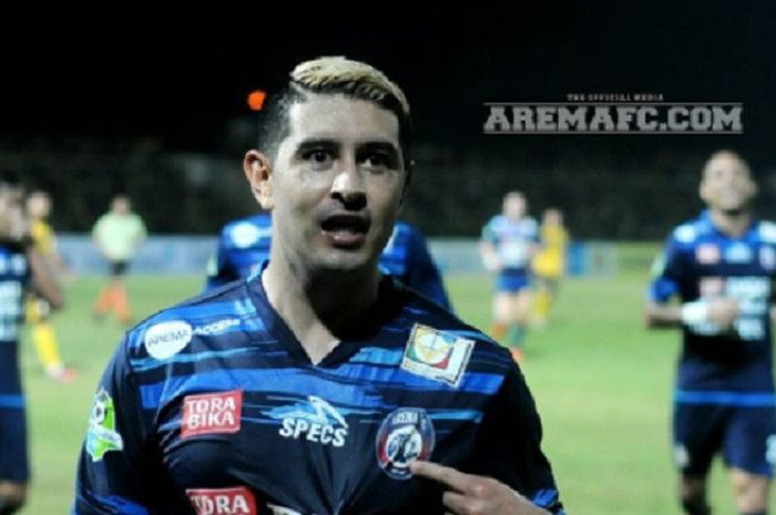 Esteban Vizcarra berselebrasi usai mencetak gol kedua untuk keunggulan Arema FC 2-1 atas Barito Putera di Stadion 17 Mei, Banjarmasin, Rabu (23/8/2017)
