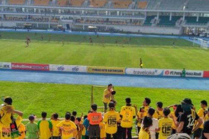 Suporter Mitra Kukar, Mitra Mania, di laga kontra Persipura Jayapura, Jumat (13/10/17) di Stadion Aji Imbut, Tenggarong.