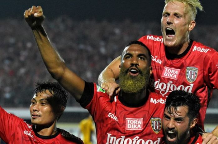 Selebrasi empat pemain Bali United: Dias Angga, Sylvano Comvalius, Nick van der Velden, dan Stefano 