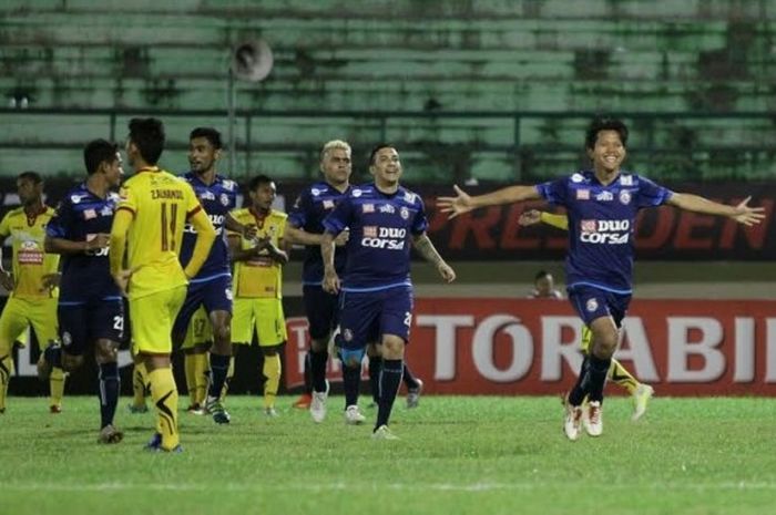 Selebrasi gelandang Adam Alis seusai mencetak gol via sepakan bebas Arema FC ke gawang Sriwijaya FC pada partai perempat final Piala Presiden 2017 di Stadion Manahan, Solo, Minggu (26/2/2017) malam.  