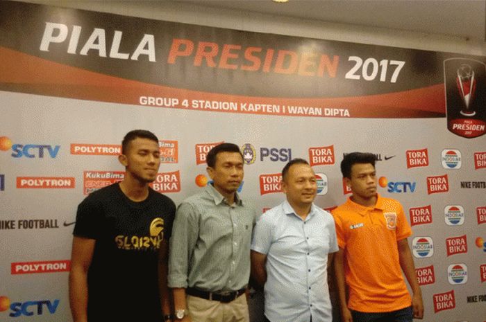 Kubu Sriwijaya FC dan PBFC berfoto usai jumpa wartawan di Natya Hotel, Kuta, Jumat (17/2/2017)