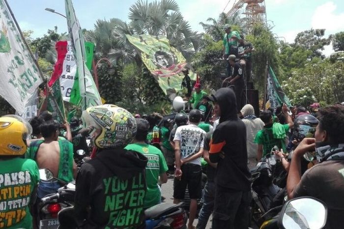 Bonekmania saat melakukan demo di depan Gedung Negara Grahadi, Surabaya, Selasa (1/11) lalu.