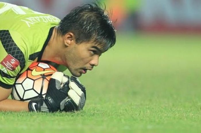 Kiper Persija, Andritany Ardhiyasa tampil menawan saat timnya menahan Persib di Stadion GBLA, Kota Bandung, Sabtu (16/7/2016). 