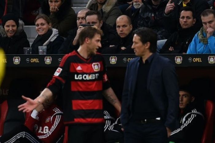 Pelatih Bayer Leverkusen Roger Schmidt (kanan) berbicara dengan kapten tim Stefan Kiessling dalam pertandingan melawan Borussia Dortmund di Stadion BayArena, Minggu (21/2/2016). Dalam laga yang dimenangi Dortmund 1-0 itu, Schmidt bersitegang dengan wasit Felix Zwayer dan membuat pertandingan terhenti selama 10 menit.