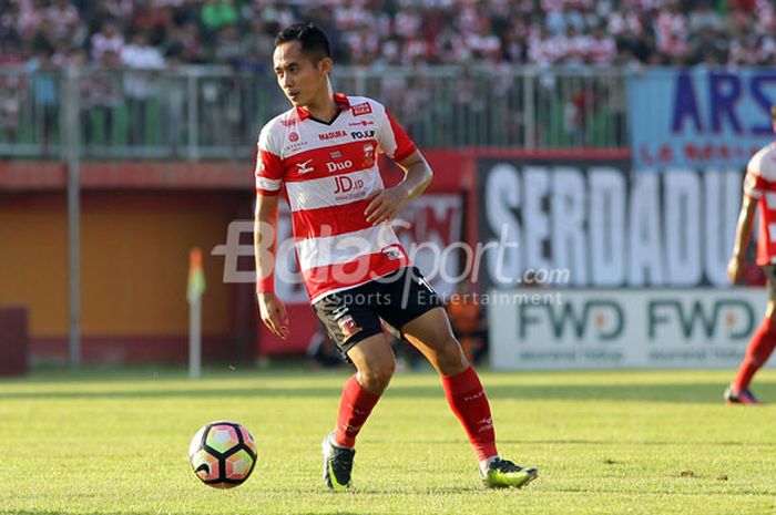 Aksi gelandang Madurad United, Slamet Nurcahyo, saat tampil  melawan Persela Lamongan pada pekan ke-18 Liga 1 di Stadion Gelora Pamelinggan, Jumat (4/8/2017) sore.
