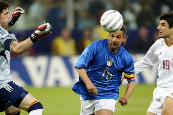 Roberto Baggio berupaya menerobos pertahanan Spanyol dalam pertandingan uji coba, 28 April 2004.
