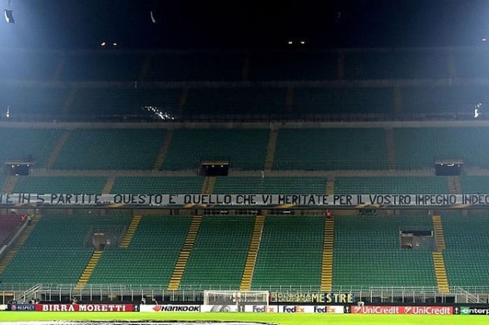 Tribun Utara markas Inter Milan, Stadion Giuseppe Meazza, dikosongkan sebagai bentuk unjuk rasa suporter dalam laga Liga Europa kontra Sparta Prague, 8 Desember 2016. Mereka juga membentangkan spanduk bernada protes buat klub.