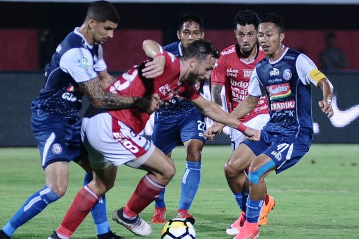 Aksi penyerang Bali United, Ilija Spasojevic, dalam laga melawan Arema FC, Jumat (18/5/2018). 