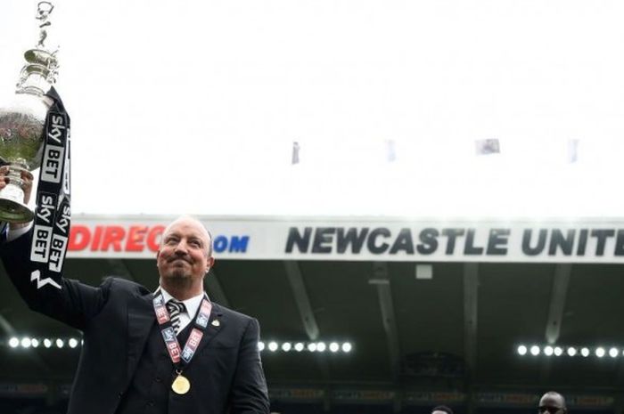 Pelatih Newcastle United, Rafael Benitez, mengangkat trofi Divisi Championship seusai laga antara Newcastle dan Barnsley di Stadion St James' Park, Newcastle, pada 7 Mei 2017.