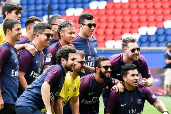 Striker Paris Saint-Germain, Neymar, berpose bersama teman-teman dekatnya dalam sesi perkenalan di Parc des Princes Stadium, Paris, Prancis, pada 4 Agustus 2017.
