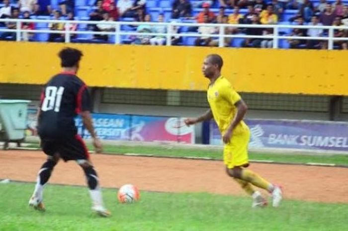 Penyerang Sriwijaya FC, Hilton Moreira (kanan) berusaha melewati pemain Persegres pada laga uji coba di Stadion Jakabaring, Palembang pada Minggu (24/4/2016). 