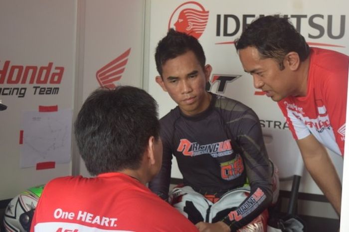 Pebalap Astra Honda Racing Team, Gerry Salim (tengah), berdiskusi dengan kru timnya setelah menyelesaikan sesi kualifikasi nomor Asia Production 250cc pada seri pertama Asia Road Racing Championship (ARRC) 2017 di Sirkuit Johor, Malaysia, Sabtu (1/4/2017).