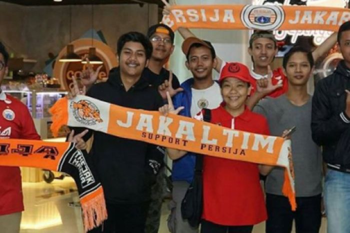 Jakmania Kalimantan Timur menjemput tim Persija Jakarta di Bandara Kutai Kartanegara