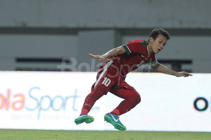 Pemain tim nasional U-19 Indonesia, Egy Maulana, berusaha menyundul bola dalam laga persahabatan melawan Thailand di Stadion Wibawa Mukti, Cikarang, Minggu (8/10/2017). 