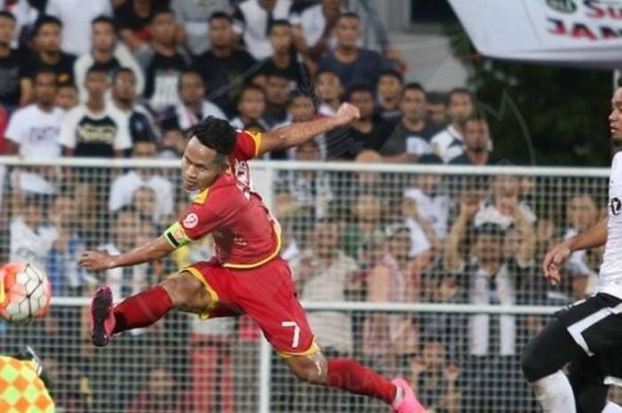 Winger Selangor FA, Andik Vermansah melompat untuk menendang bola setelah melewati kapten T-Team, Hasbullah Awang di Stadion Sultan Ismail Nasiruddin Shah, Kuala Terengganu, Sabtu (15/10/2016). 