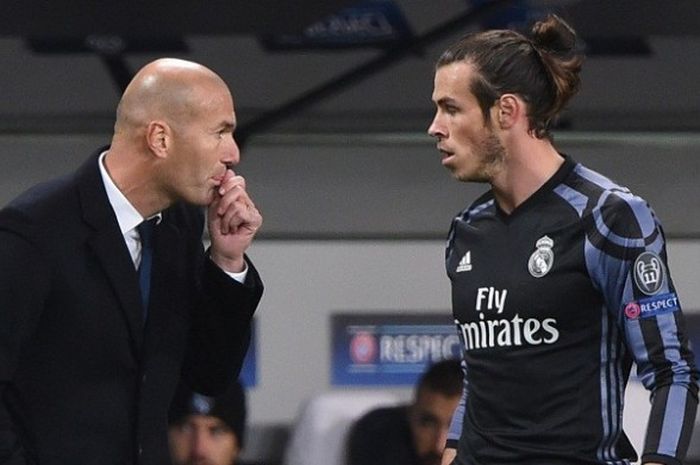 Pemain Real Madrid, Gareth Bale (kanan), sedang mendengarkan instruksi dari pelatihnya, Zinedine Zidane, dalam partai Liga Champions kontra Legia Warsawa, di Pepsi Arena, Rabu (2/11/2016).