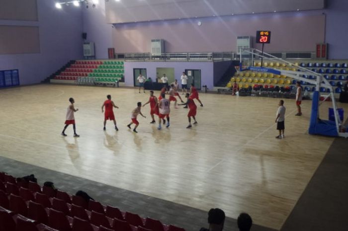 Pemain tim nasional basket putra Indonesia menjalani sesi latihan di GOR Cempaka Putih, Jakarta, Rabu (15/8/2018) sore.
