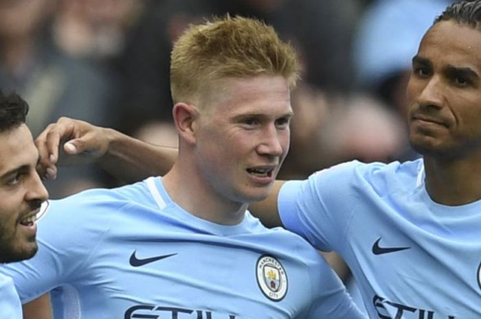 Gelandang Manchester City, Kevin De Bruyne, dikelilingi rekan-rekannya setelah mencetak gol ke gawang Swansea City pada laga Liga Inggris di Stadion Etihad, Manchester, Minggu  (13/5/2018). 