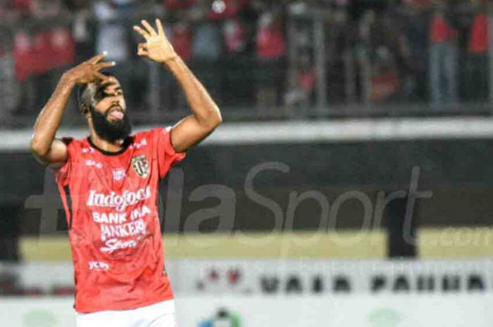 Selebrasi penyerang Bali United, Sylvano Comvalius seusai membobol gawang Arema FC pada pertandingan Liga 1 di Stadion Kapten I Wayan Dipta,  Minggu (8/10/2017). 