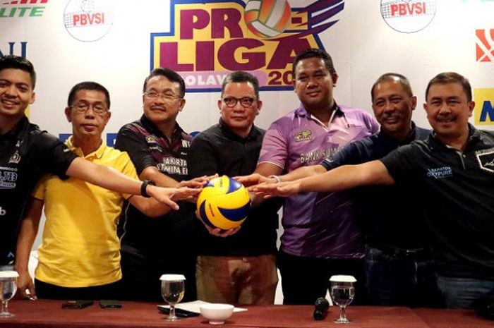  Dari kiri ke kanan, Adik Rega (Bjb), Alit SA (Popsivo), Widi Triyoso (Pertamina pi), Reginald Nelwan (Wkl. Direktur Proliga),  Samaji (Bank SumselBabel), Sutrisno (pertamina pa), Hadi Sampurno (Samator) dalam konferensi pers final four Proliga 2018 di Malang, Rabu (28/3/2018). 