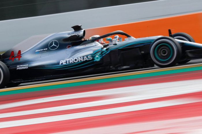 Pebalap Mercedes, Lewis Hamilton, menjadi pencetak waktu putaran tercepat dalam tes pramusim F1 di Sirkuit Catalunya, Barcelona, Spanyol, pada hari Kamis (1/3/2018). 