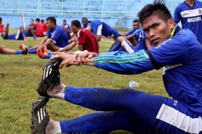 Pemain belakang Firly Apriansyah saat masih latihan bersama Madura United di Stadion Brantas, Kota Batu pada pertengahan Maret 2016. 