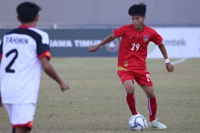Aksi penyerang timnas U-19 Myanmar, htet Phyoe Wai saat menghadapi timnas U-19 Brunei dalam laga ketiga Grup B fase penyisihan Piala AFF U-19 2018 di Stadion Gelora Joko Samudro, Kabupaten Gresik, 8 Juli 2018.