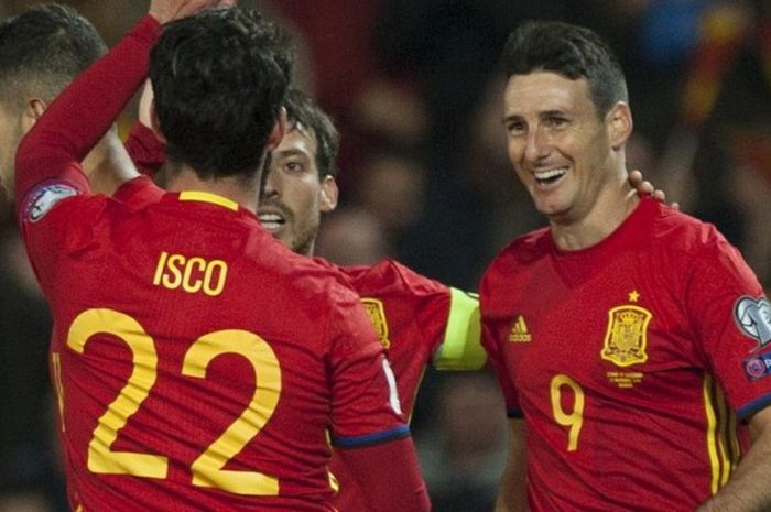 Selebrasi para pemain Spanyol merayakan gol ke gawang Masedonia yang dicetak striker Aritz Aduriz (kanan), dalam pertandingan kualifikasi Piala Dunia 2018 Grup G di Stadion Nuevo Los Carmenes, Granada, Spanyol, pada Sabtu (12/11/2016).