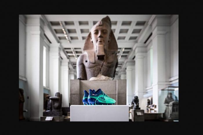 Sepatu Mohamed Salah yang disumbangkan ke British Museum di Inggris