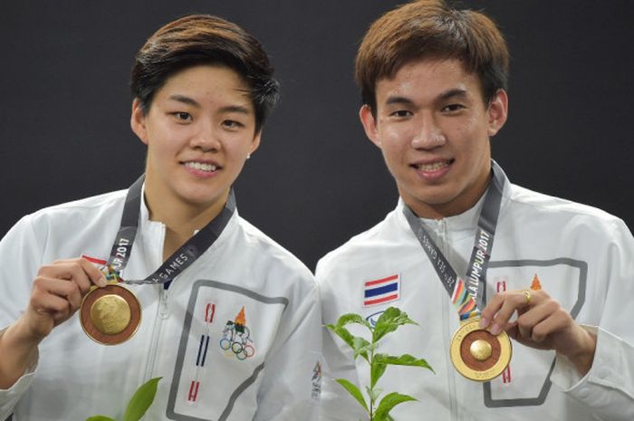 Pasangan ganda campuran Thailand, Dechapol Puavaranukroh/Sapsiree Taerattanachai, berpose dengan medali emas yang mereka raih dari nomor perorangan SEA Games Kuala Lumpur 2017.