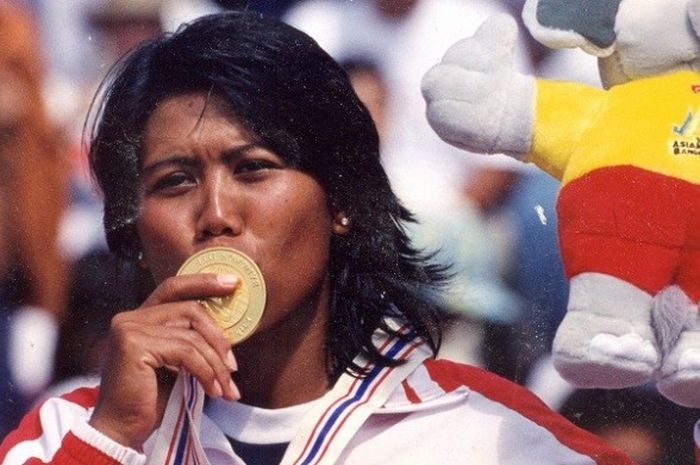 Petenis nasional, Yayuk Basuki, mencium medali saat berhasil menjadi juara pada ajang Asian Games 1998 di Bangkok, Thailand.